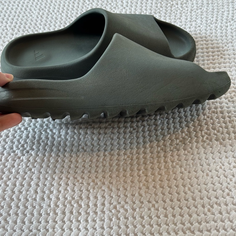 Boys Yeezy Slides - Picture 4 of 6